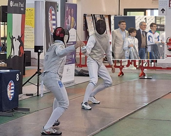 Un momento della finale. Nel riquadro i protagonisti con Luca Folegani, assessore allo Sport, e Marino Vago, presidente Pro Patria Scherma