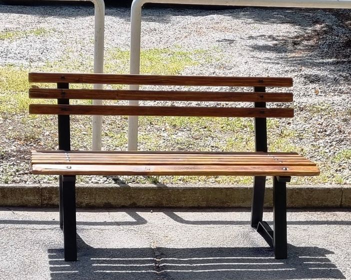 La panchina di via San Giorgio a Casorate Sempione presa di mira dai vandali