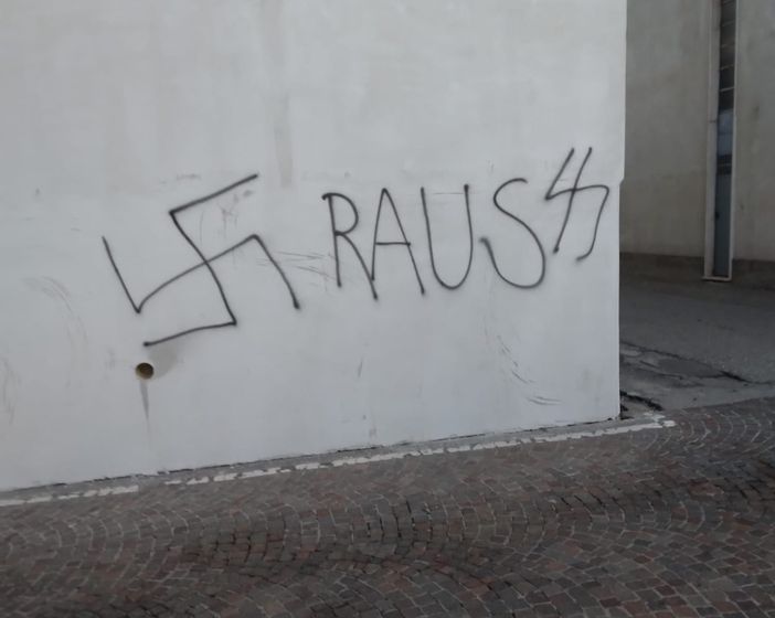 FOTO. Gavirate, atti vandalici e scritte nazifasciste in alcune vie del paese