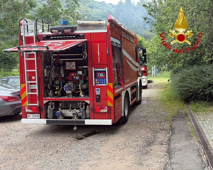 Villetta in fiamme a Cocquio Trevisago: in azione i vigili del fuoco