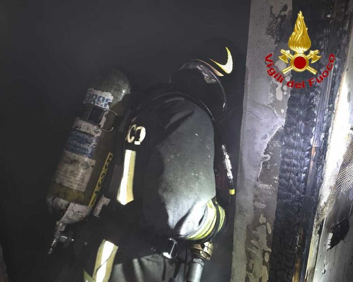 Vigili del fuoco in azione in via Romagna a Gallarate