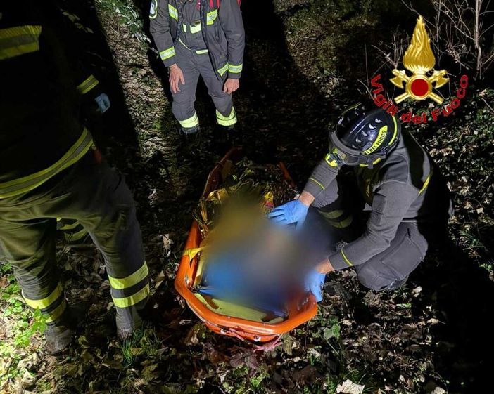 Si perde e cade nel bosco: settantenne salvato dai vigili del fuoco dopo una notte all'addiaccio