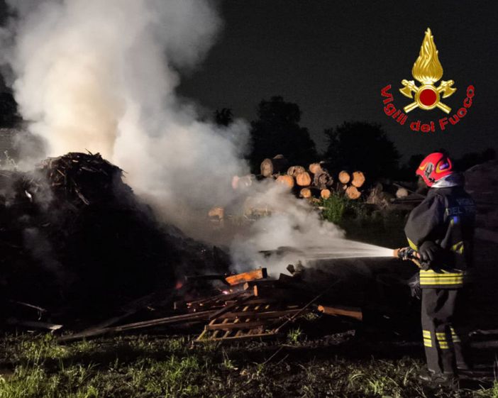 L'intervento dei vigili del fuoco in via Giotto a Tradate