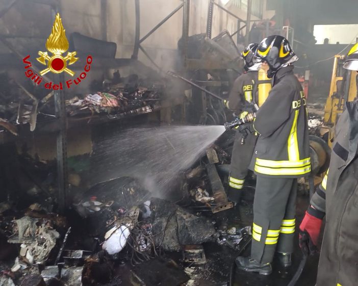 Cairate, incendio in un capannone Cairate, incendio in un capannone