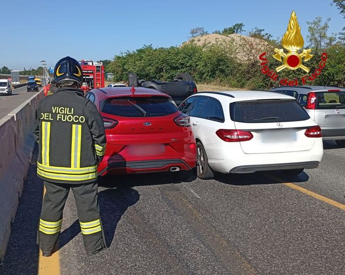 Carambola sulla 336 di Malpensa, un'auto si ribalta: un ferito e code