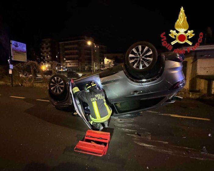 Varese, auto urta alcuni veicoli in sosta e si ribalta: un ferito