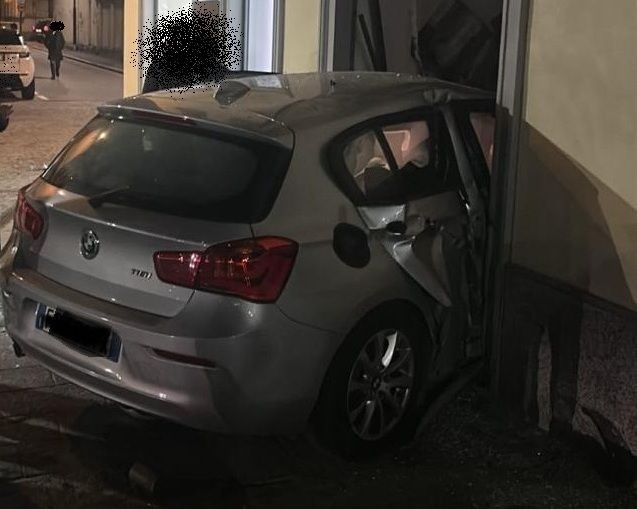 Auto impazzita in piazza Vittorio Emanuele, distrutta una vetrina