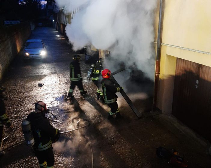 Incendio all'alba a Cairate: i vigili del fuoco portano in salvo una persona disabile