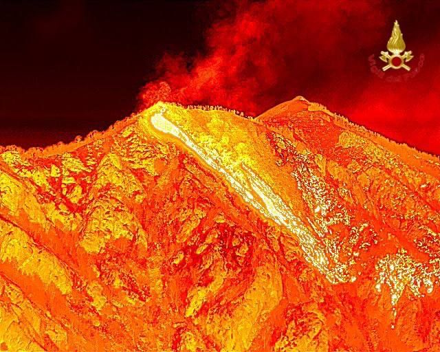 Il fronte dell'incendio ripreso dai droni con termocamera dei vigili del fuoco varesini