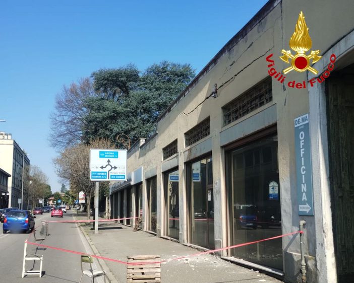 L'intervento dei vigili del fuoco e della polizia locale a Gallarate per il crollo di calcinacci in corso Sempione
