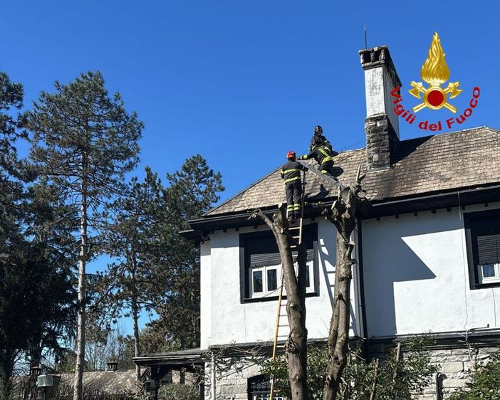 Brucia la canna fumaria, vigili del fuoco in azione a Casorate Sempione
