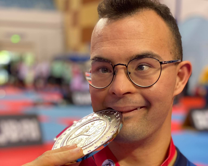 Mattia con la medaglia e Nicosanti (foto postate dal coach)