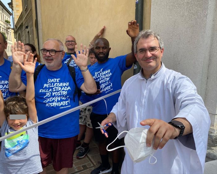 La bella immagine postata dall'oratorio San Luigi su Facebook con don Giovanni Patella e la maratonina