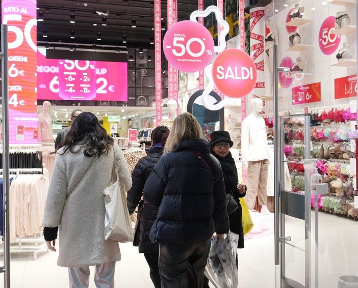 Conto alla rovescia per i saldi invernali, nel Varesotto si inizia sabato: in media spenderemo 218 euro a famiglia Conto alla rovescia per i saldi invernali, nel Varesotto si inizia sabato: in media spenderemo 218 euro a famiglia