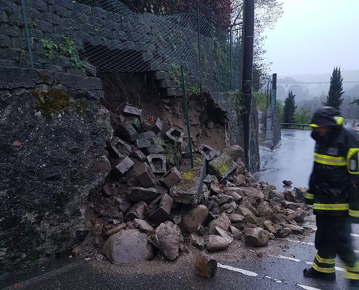 Crolla un muro a Malnate, chiusa via Rimembranze e traffico in tilt