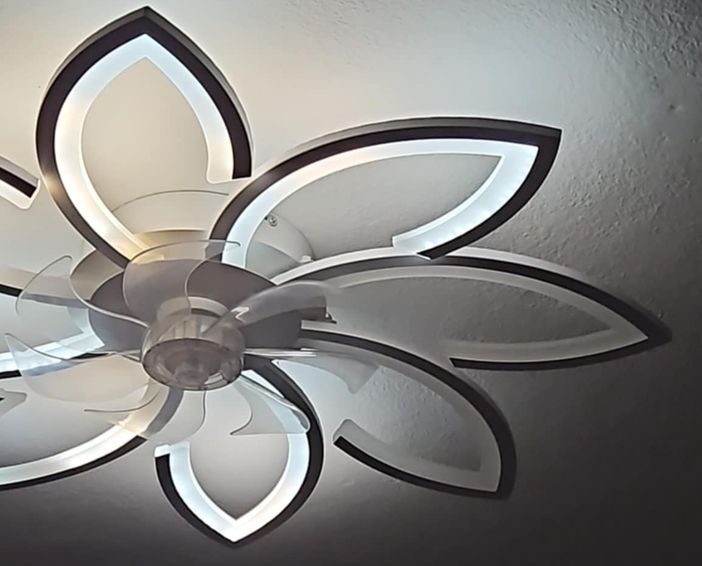 Il lampadario dell'abitazione di Vergiate da dove si è scaricato il fulmine lunedì sera
