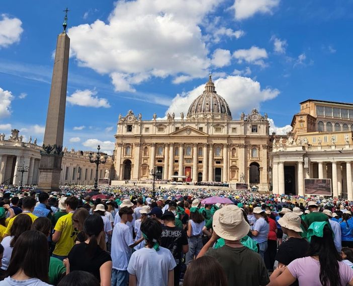 La messa in suffragio del papa di domenica mattina. Sotto, la celebrazione di venerdì con il Decanato di Busto La messa in suffragio del papa di domenica mattina. Sotto, la celebrazione di venerdì con il Decanato di Busto