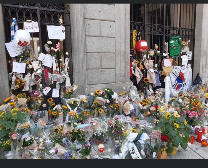 I fiori, omaggio commovente e silenzioso per Borradori