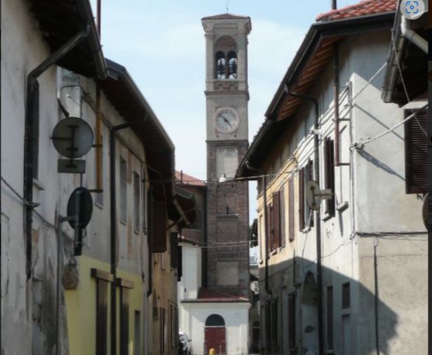 Via San Carlo, una delle strade del borgo ‘antico’, dominata dal campanile della vecchia Parrocchiale: è ben riconoscibile il suo impianto quattrocentesco (mattoni, archetti ciechi decorativi) simile a quello di San Giovanni, ed il sopralzo con la cella campanaria realizzato in epoca più recente