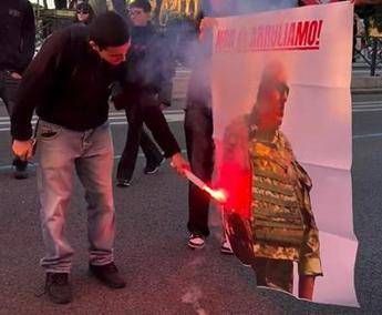 Roma, manifestanti ProPal bruciano immagine Crosetto: "Non ci arruoliamo" Roma, manifestanti ProPal bruciano immagine Crosetto: "Non ci arruoliamo"