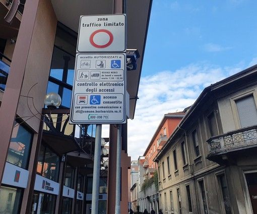 Via Roma, Porfidio fa scrivere all'avvocato: «Valutiamo se presentare un esposto»