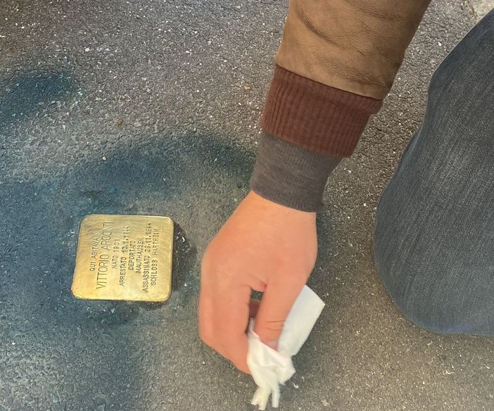 La pulizia della pietra d'inciampo dedicata a Vittorio Arconti, oltraggiata nella notte che ha preceduto il XXV Aprile La pulizia della pietra d'inciampo dedicata a Vittorio Arconti, oltraggiata nella notte che ha preceduto il XXV Aprile