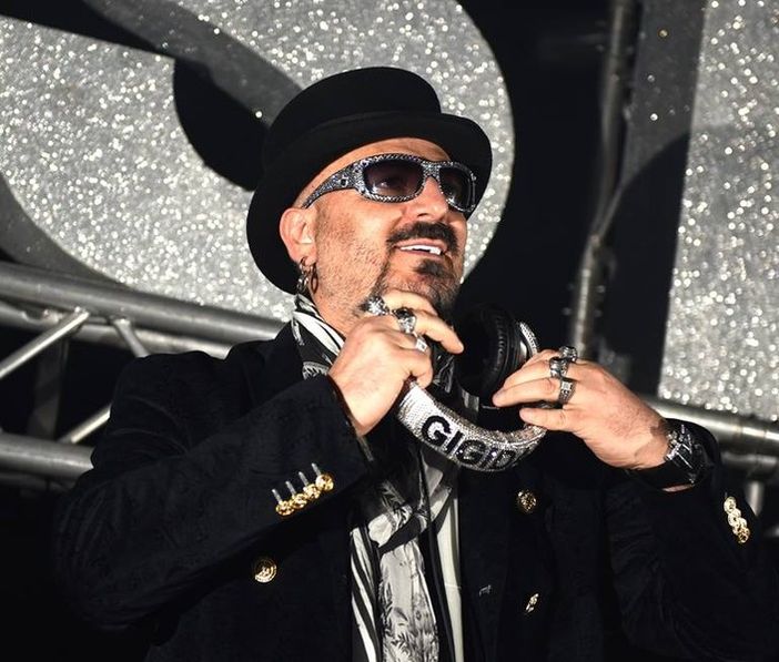 Il "maestro", Gigi D'Agostino (foto dalla pagina Facebook ufficiale dell'artista) Il "maestro", Gigi D'Agostino (foto dalla pagina Facebook ufficiale dell'artista)