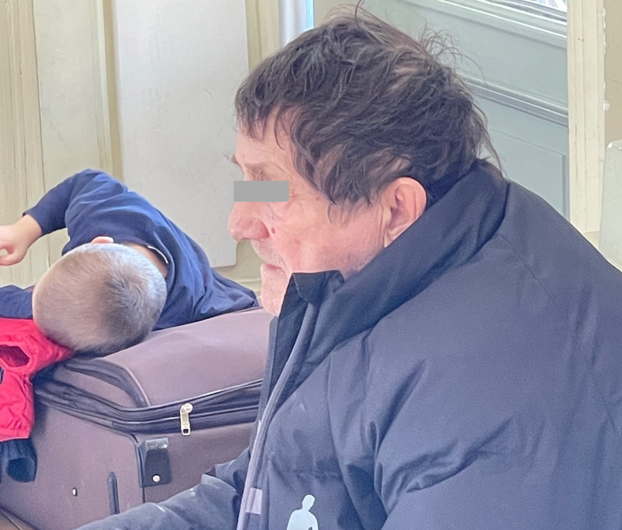 Un'immagine scattata da Bruno Carenini: un anziano e un bimbo, tra i profughi ammutoliti in Polonia