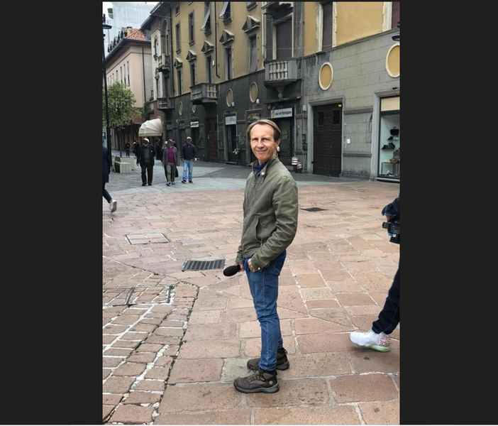 Cristiano Militello di Striscia la Notizia a Busto: «La gente mi parla dei lampioni»