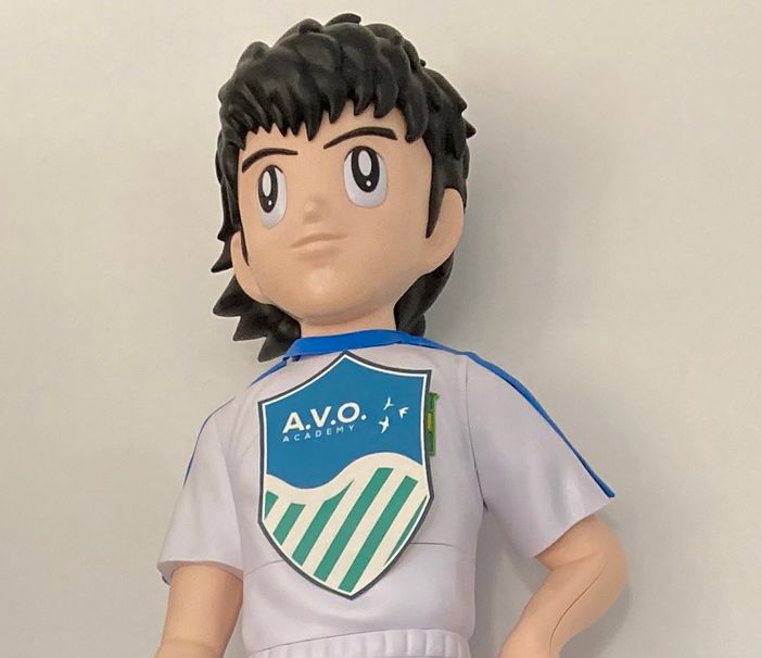 Oliver Hutton con il logo di Avo Academy Oliver Hutton con il logo di Avo Academy