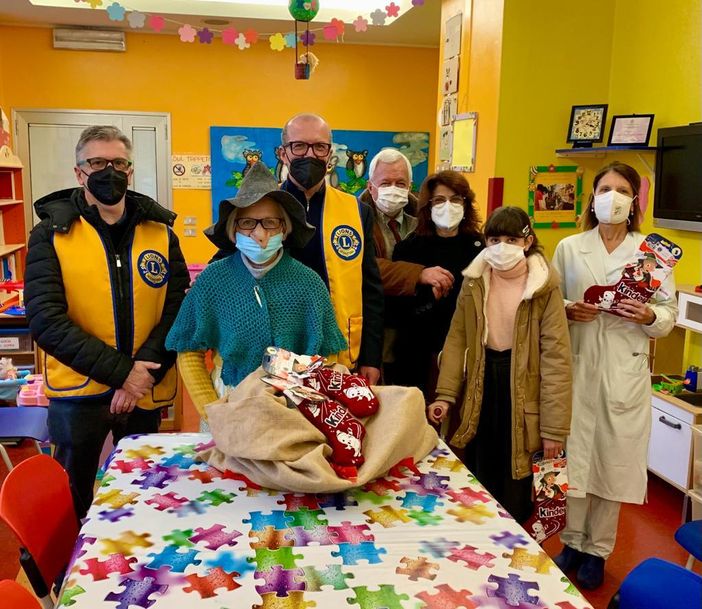 Silvana la Befana visita i piccoli pazienti della Pediatria