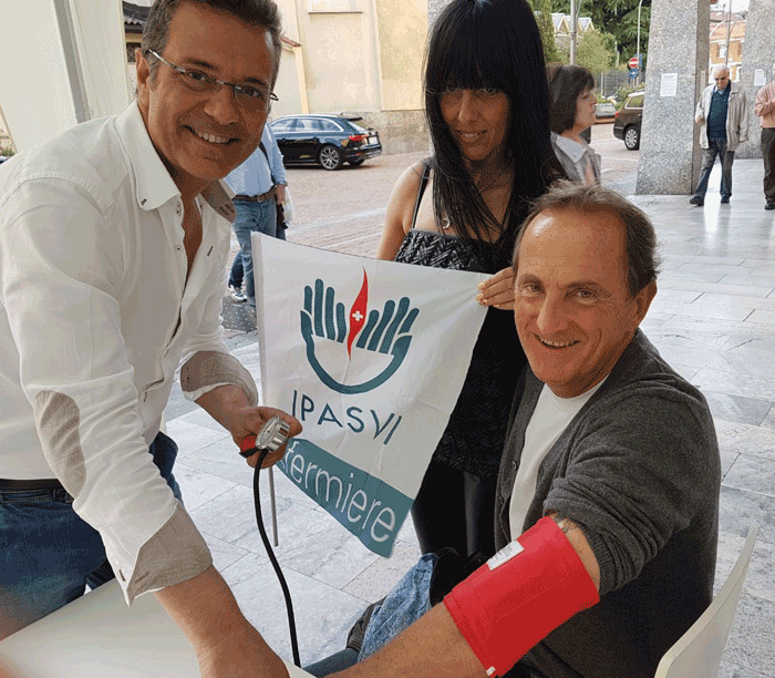 Infermieri in piazza. Anche il sindaco misura la pressione