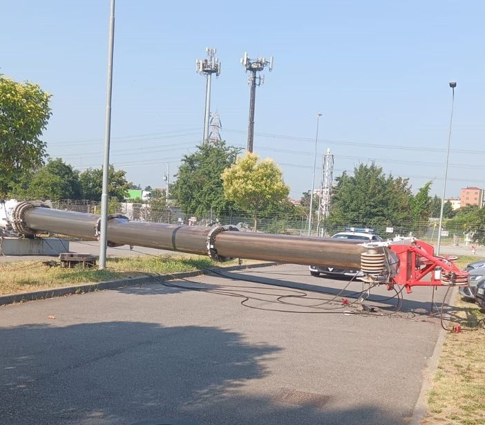 Nella foto la gru che si è abbattuta sulla strada
