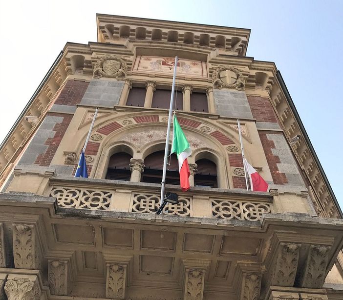 Bandiera a mezz'asta a Legnano