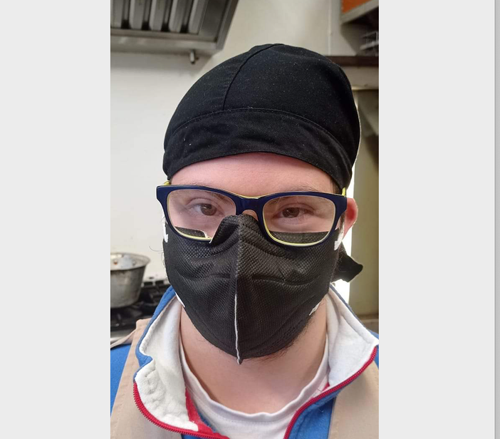 Daniele De Grandis e la foto che ha postato su Facebook, condivisa dalla pasticceria