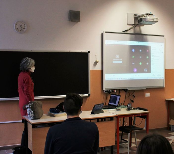 Qualità dell’educazione e socialità. Nuova tecnologia a supporto della didattica per le scuole superiori di Legnano e Parabiago Qualità dell’educazione e socialità. Nuova tecnologia a supporto della didattica per le scuole superiori di Legnano e Parabiago