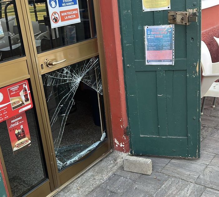Ladri spaccano la porta dell'Ardor per fuggire con 100 euro
