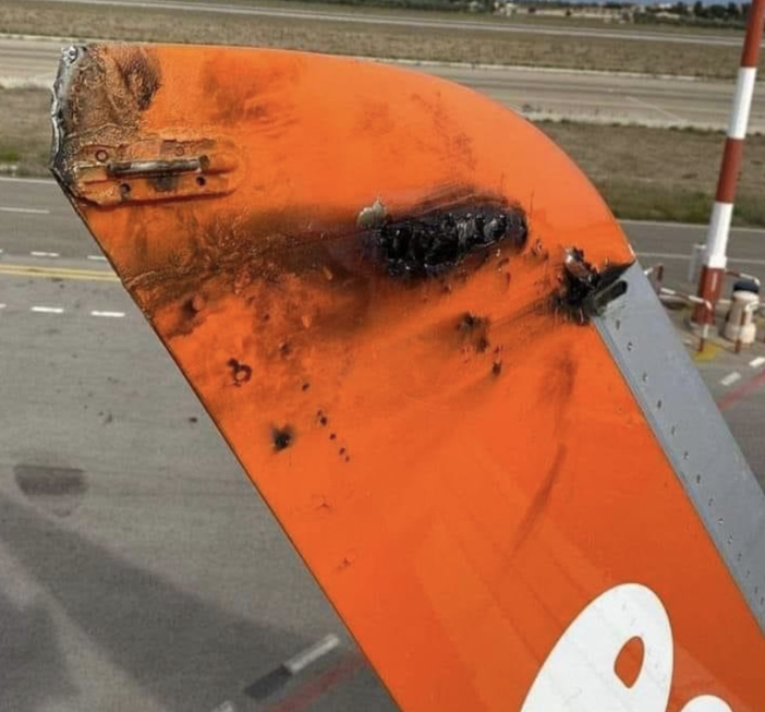 Aereo colpito da un fulmine: paura su un volo partito da Malpensa e diretto a Napoli Aereo colpito da un fulmine: paura su un volo partito da Malpensa e diretto a Napoli