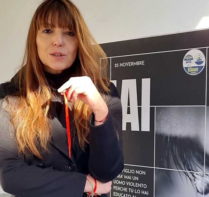 Un braccialetto rosso contro la violenza sulle donne