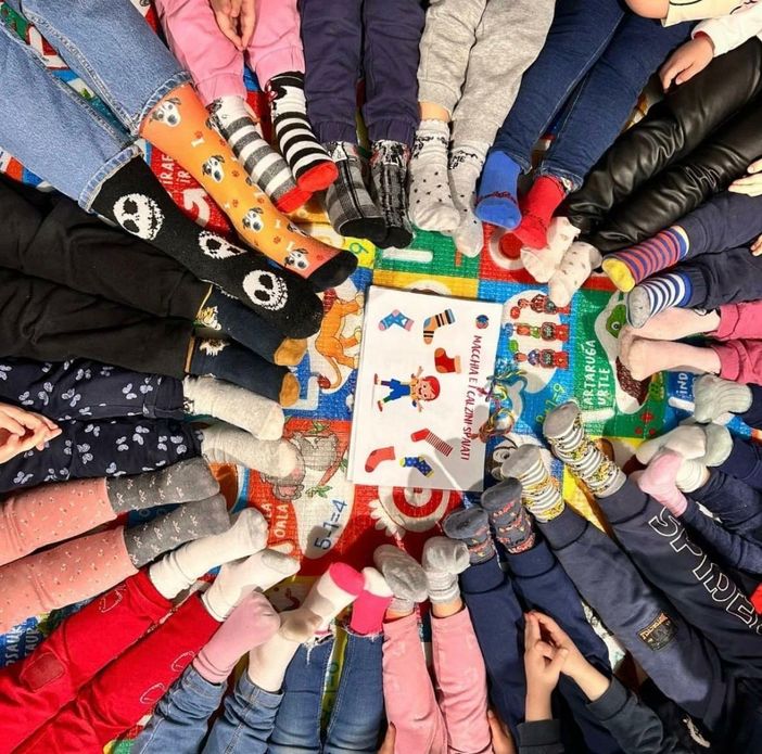 Giornata dei calzini spaiati 2026: originalità o errore, unicità o diversità? Dai piccoli bustocchi arriva un insegnamento Giornata dei calzini spaiati 2026: originalità o errore, unicità o diversità? Dai piccoli bustocchi arriva un insegnamento