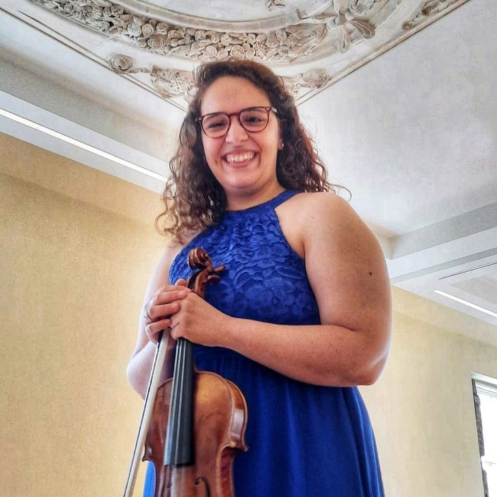 La violinista di Gallarate, Federica Gatti. Sotto, il maestro Davide Bontempo La violinista di Gallarate, Federica Gatti. Sotto, il maestro Davide Bontempo