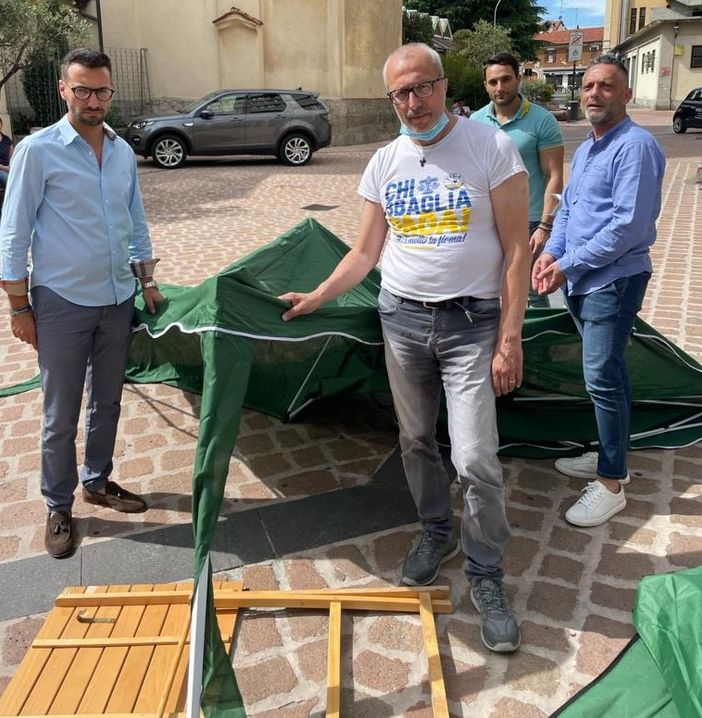 Esponenti della Lega davanti al gazebo distrutto
