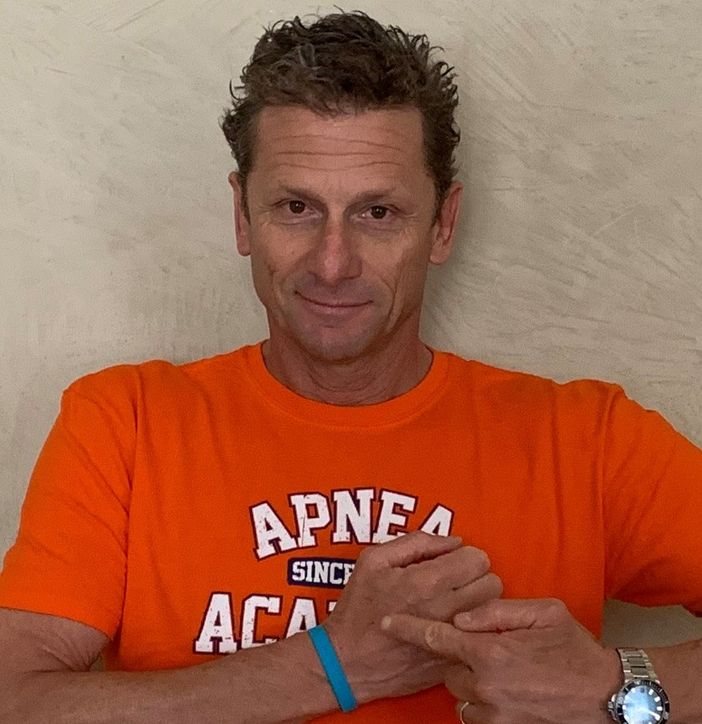 Umberto Pelizzari con il braccialetto di Hope nella foto postata sulla sua pagina Facebook