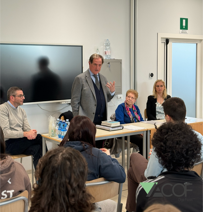 Mario Mantovani incontra gli studenti di Acof per parlare del suo libro sui diritti dei più fragili Mario Mantovani incontra gli studenti di Acof per parlare del suo libro sui diritti dei più fragili