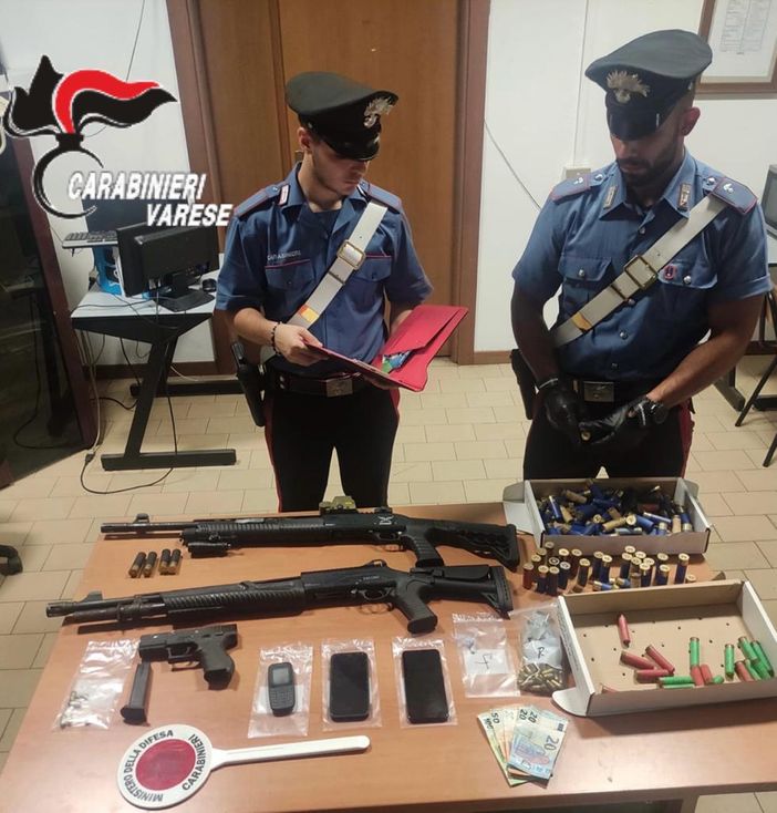 Inseguimento dopo il blitz nei boschi dello spaccio: i carabinieri trovano in auto un arsenale e arrestano due persone