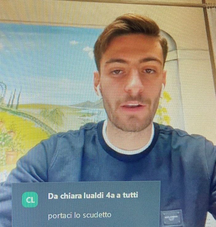 Il professor Matteo Gabbia sale in cattedra al liceo “Pantani” di Busto: «Cercate sempre la felicità in quello che fate»