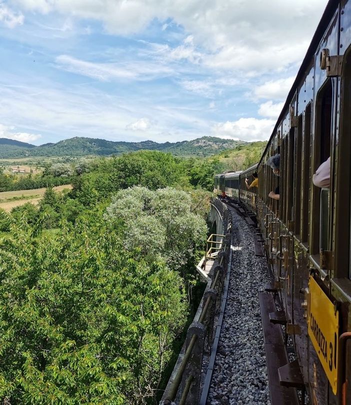 Dal Laveno Express al Lario Express, quei viaggi nel tempo sui treni storici che profumano di magia Dal Laveno Express al Lario Express, quei viaggi nel tempo sui treni storici che profumano di magia