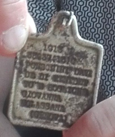 Giovanni Bloisi con Igor e la piastrina del soldato Davide Ponschin Giovanni Bloisi con Igor e la piastrina del soldato Davide Ponschin