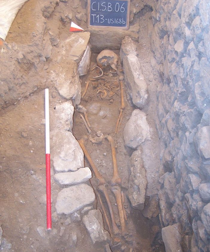 La Tomba 13 del cimitero interno della Chiesa di San Biagio a Cittiglio. Sotto: la ricercatrice Insubria Chiara Tesi e la ricostruzione fisiognomica dell’individuo, fatta da Stefano Ricci dell’Università di Siena, e la ricostruzione della dinamica dei colpi.