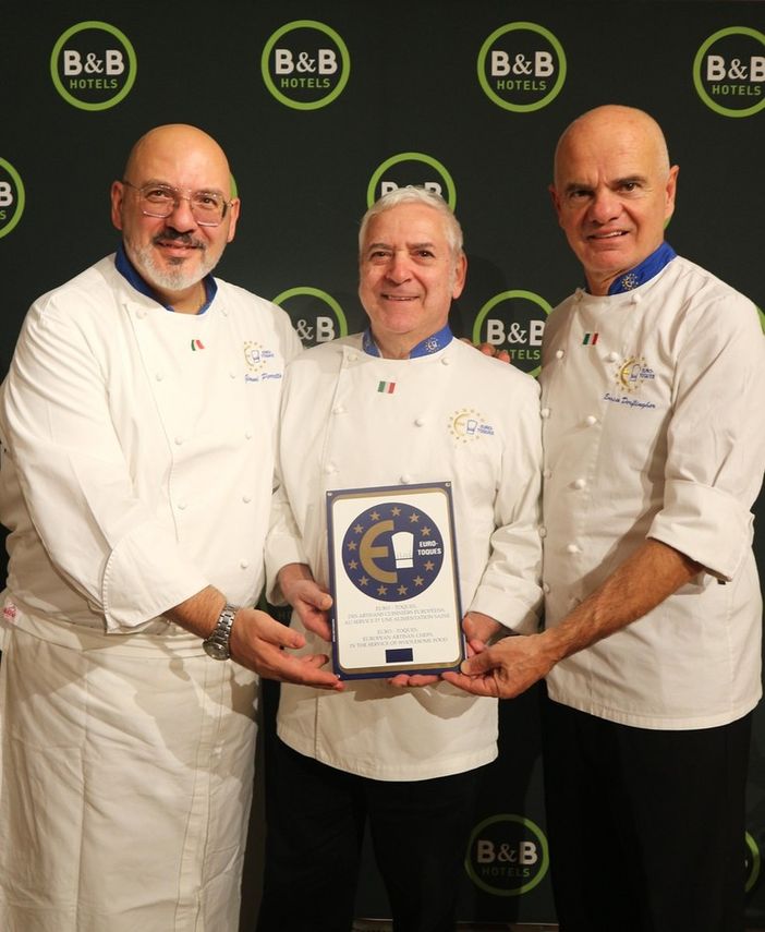 Alba: lo chef piemontese Walter Ferretto premiato da Enrico Derflingher, presidente Euro-Toques Alba: lo chef piemontese Walter Ferretto premiato da Enrico Derflingher, presidente Euro-Toques